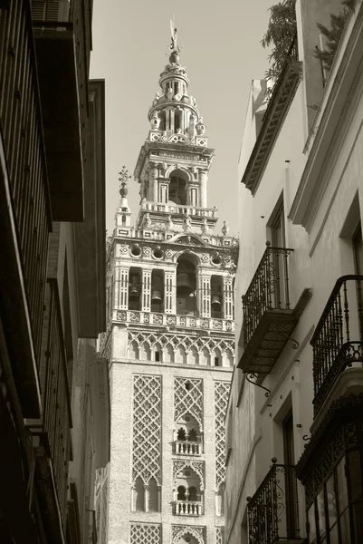 Tradycyjne hiszpańskie budynku w Sewilli. La Giralda — Zdjęcie stockowe