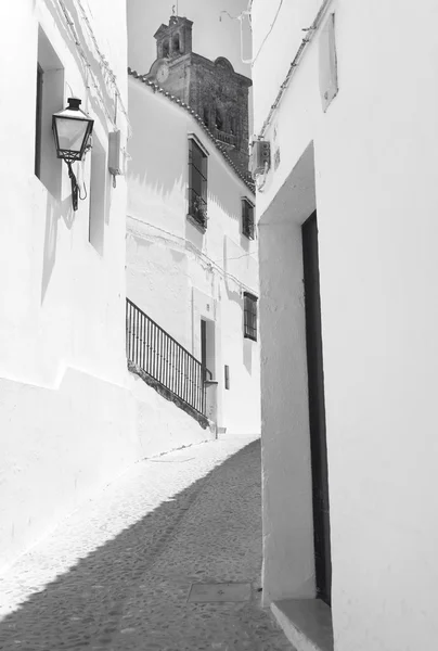 白い壁とアンダルシアの伝統的な通り。スペイン — ストック写真