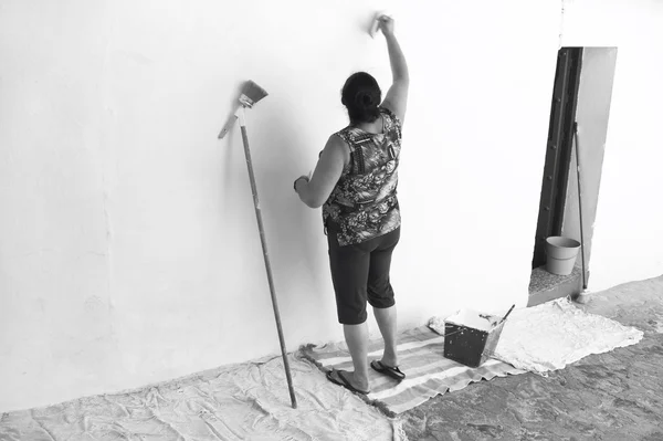Rural woman painting a traditional spanish white facade in Cadiz — Stock Photo, Image