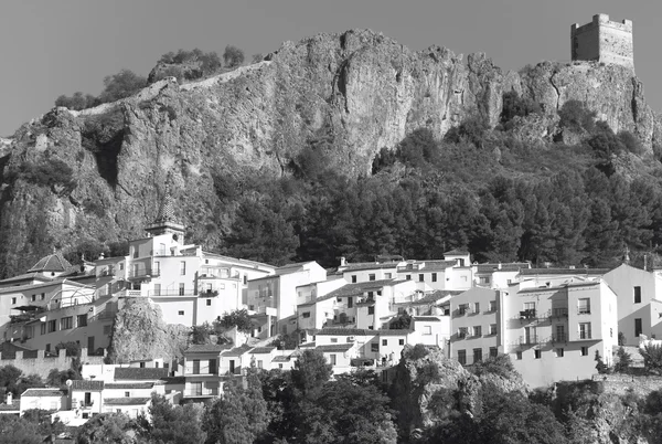 Traditioneel dorp met witte gevels in Cadiz, Andalusië. Spai — Stockfoto