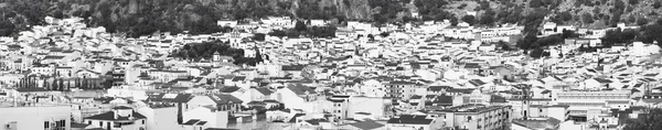 Andalusisches Dorf mit weißen Fassaden in cadiz. ubrique. Spanien — Stockfoto