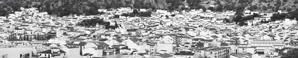 Aldeia andaluza com fachadas brancas em Cádiz. Ubrique. Espanha — Fotografia de Stock