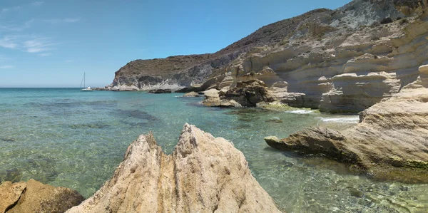 Akdeniz taş kıyı şeridi Almeria, İspanya — Stok fotoğraf