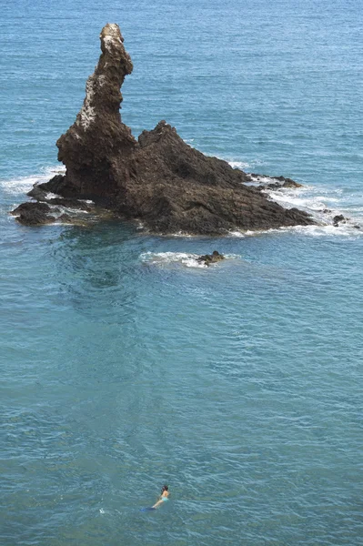 Costa mediterrânica com ilha rochosa em Almeria. Espanha — Fotografia de Stock