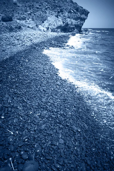 Playa mediterránea de guijarros en Almería en tono azul. España — Foto de Stock