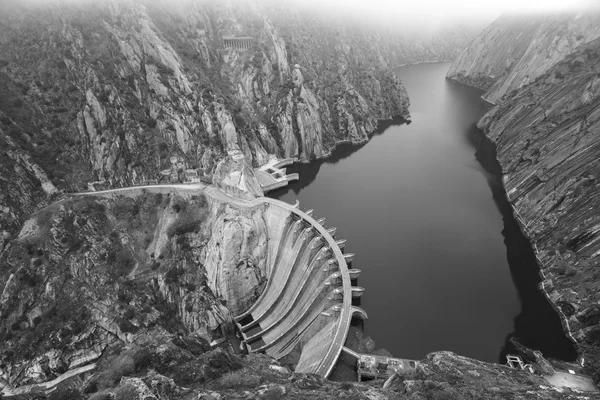 Landskap med flod, klippor och en dam i Spanien — Stockfoto