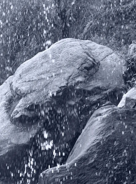 Kayalar ve yağmur damlaları mavi ses tonuyla — Stok fotoğraf