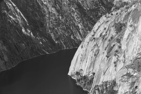 Landschaft mit Fluss und felsigen Bergen. arribes del duero. Wellness — Stockfoto