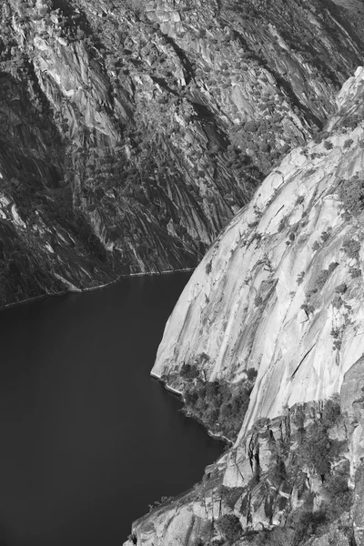 Landskap med flod och klippiga bergen. Arribes del Duero. Spa — Stockfoto