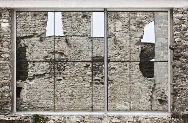 Reflejo del espejo sobre una antigua fachada de piedra en España —  Fotos de Stock