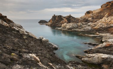 Akdeniz kıyı şeridi manzara Creus pelerinli. Girona, İspanya