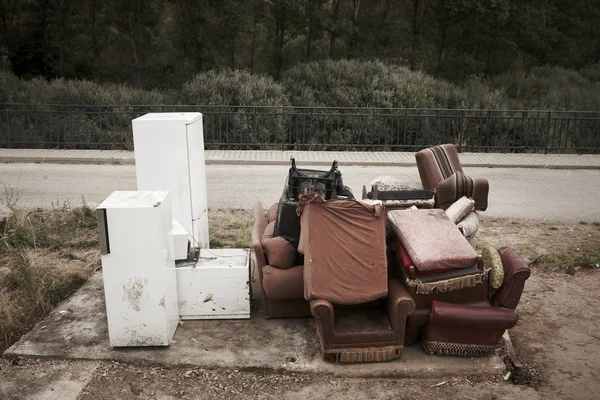 Terk edilmiş mobilya ve buzdolabı sokak ve orman — Stok fotoğraf