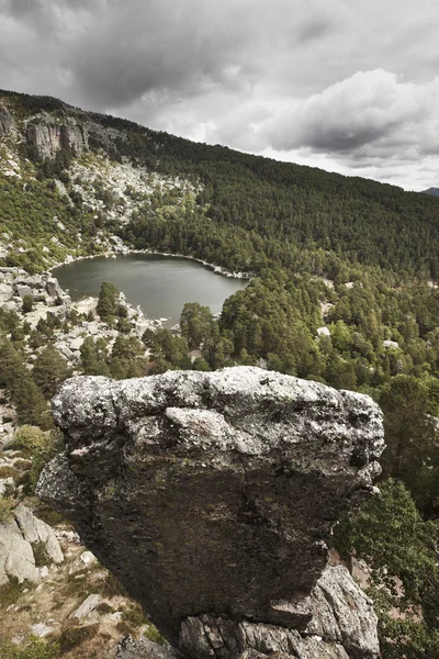 Paesaggio con lago e pineta in Spagna. Laguna Negra — Foto Stock