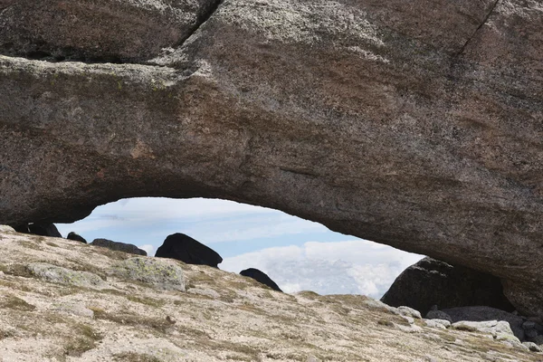 Arco in pietra naturale a Soria. Picos de Urbion. Spagna — Foto Stock