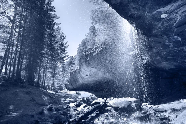 Пейзаж с водопадом, лесом и скалами в Сории, Испания — стоковое фото