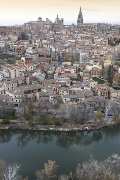 Vista de Toledo al atardecer con catedral y río Tajo — Foto de Stock