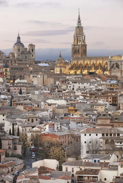 Toledo manzarası görünümü Katedrali ile gün batımında. İspanya — Stok fotoğraf