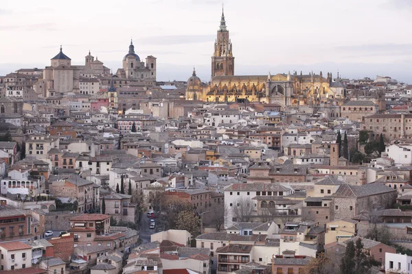 Toledo skyline weergave bij zonsondergang met kathedraal. Spanje — Stockfoto