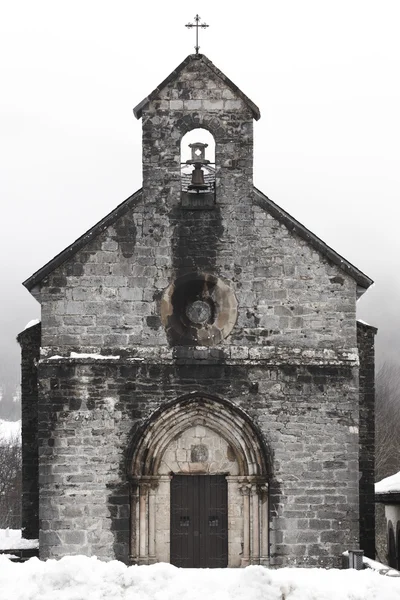 Kış zamanında antik kilise taş cephe. Santiago. Roncesvall — Stok fotoğraf