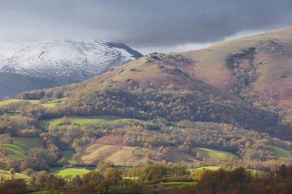 Landschap met bergen, bos, sneeuw en bewolkte hemel in Frankrijk — Stockfoto