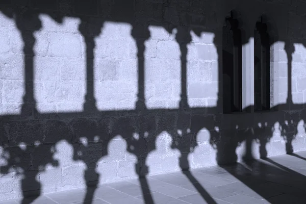 Arcada românica com colunas e sombras em Olite. Navarra, Sp — Fotografia de Stock