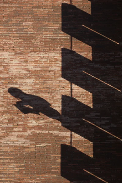 Edificio de muro de ladrillo con sombras en formato vertical — Foto de Stock