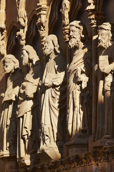 Antiguas esculturas de piedra en un pórtico de la catedral española. Olite. , — Foto de Stock