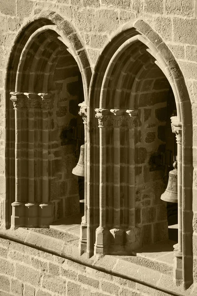 Gotiske buer og søjler i en facade. Olite, Spanien - Stock-foto