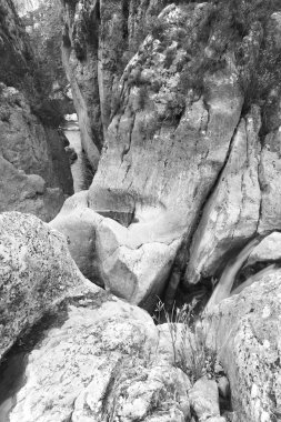 Alicante, İspanya kayalar arasında akışıyla manzara