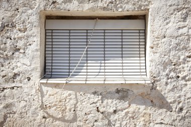 Beyaz kepenk bir antik taş cephe kapalı. İspanya