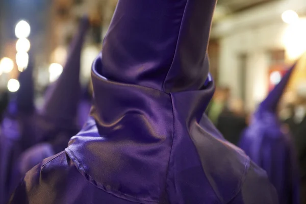 Semaine Sainte, Pâques en Espagne. Nazaréens en robe violette — Photo