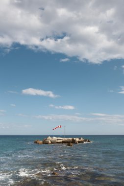 Akdeniz sahil rüzgar göstergesi. Alicante, İspanya