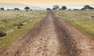 Gün batımında Akdeniz bir çayırda kirli yol. Cabeneros. İspanya