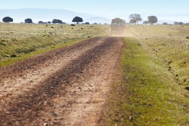 Minibüs ile Akdeniz bir çayırda kirli yol. Cabeneros. SP