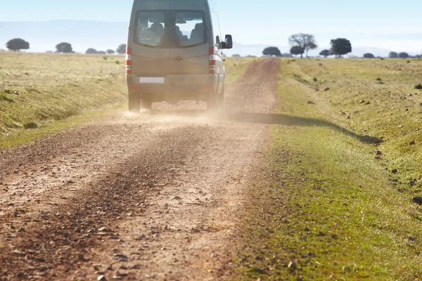 Strada sporca in un prato mediterraneo con minibus. Cabeneros. Sp — Foto Stock