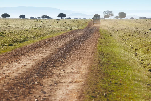 Minibüs ile Akdeniz bir çayırda kirli yol. Cabeneros. SP — Stok fotoğraf