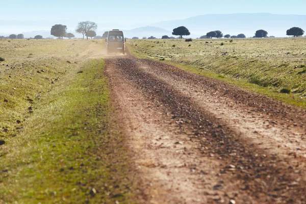 Minibüs ile Akdeniz bir çayırda kirli yol. Cabeneros. SP — Stok fotoğraf