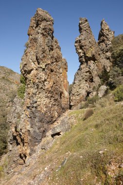 Boqueron rotasındaki kayalık pinnacles manzara. Cabaneros, İspanya
