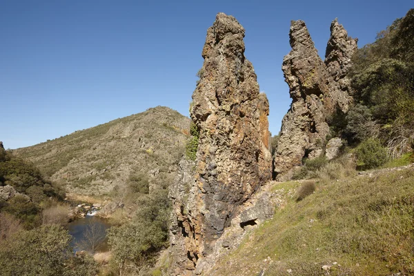 Pináculos rocosos y arroyo en la ruta Boqueron. Cabaneros, España —  Fotos de Stock