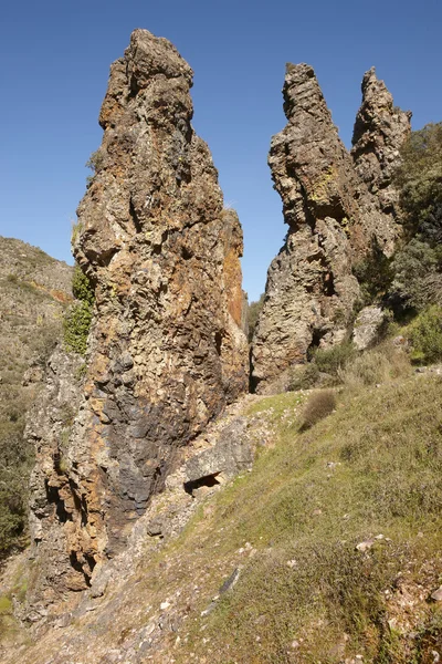 Paesaggio roccioso pinnacoli nel percorso Boqueron. Cabaneros, Spagna — Foto Stock