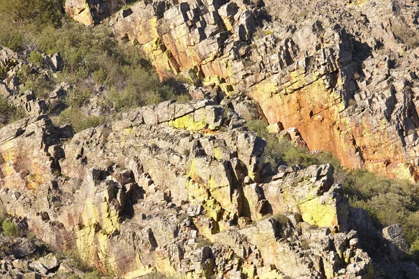 Cerro rocoso con paisaje de líquenes en el parque natural de Cabaneros, Spai —  Fotos de Stock