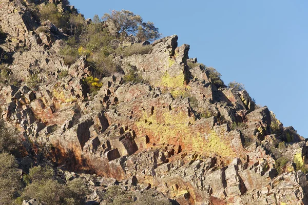 Collina rocciosa con paesaggio di licheni nel parco naturale di Cabaneros, Spai — Foto Stock