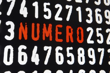 Bilgisayar ekran siyah arka plan üzerine numero metinle