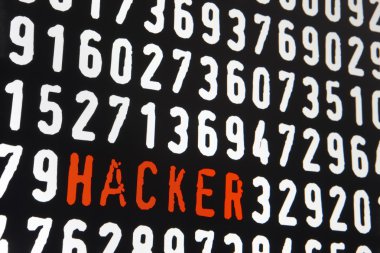 Bilgisayar ekran siyah arka plan üzerine hacker metinle