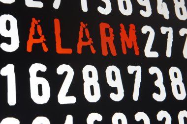 Bilgisayar ekran siyah arka plan üzerine alarm metinle