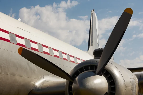 Old aircraft propeller and airframe with blue sky background — Stock Photo, Image