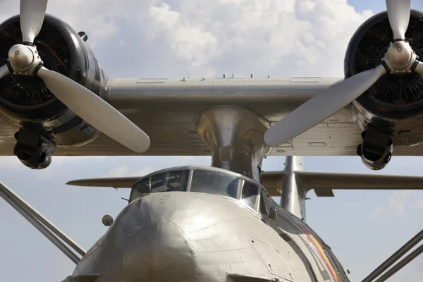 Huge hydroplane wings and propeller engines with blue sky backgr — Stock Photo, Image