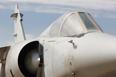 Mavi gökyüzü arka plan ile savaş uçağı