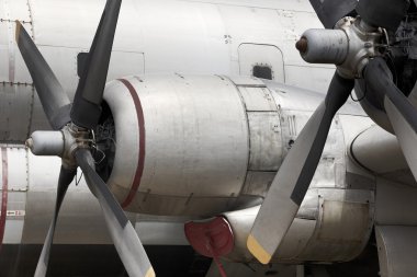 Eski bir uçak detayını paslı Pervaneleri