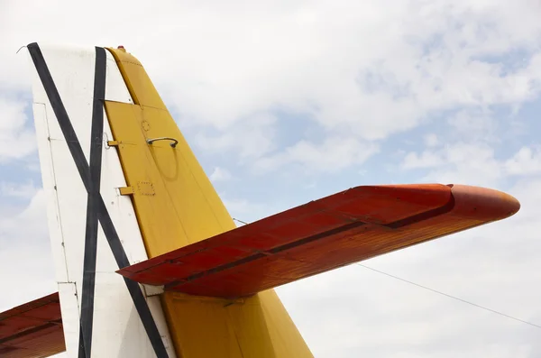 Flugzeugmärchen mit Fahnen und blauem Himmel — Stockfoto